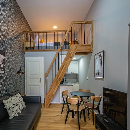 Main Train Station Close To The The Main Square! Apartment
